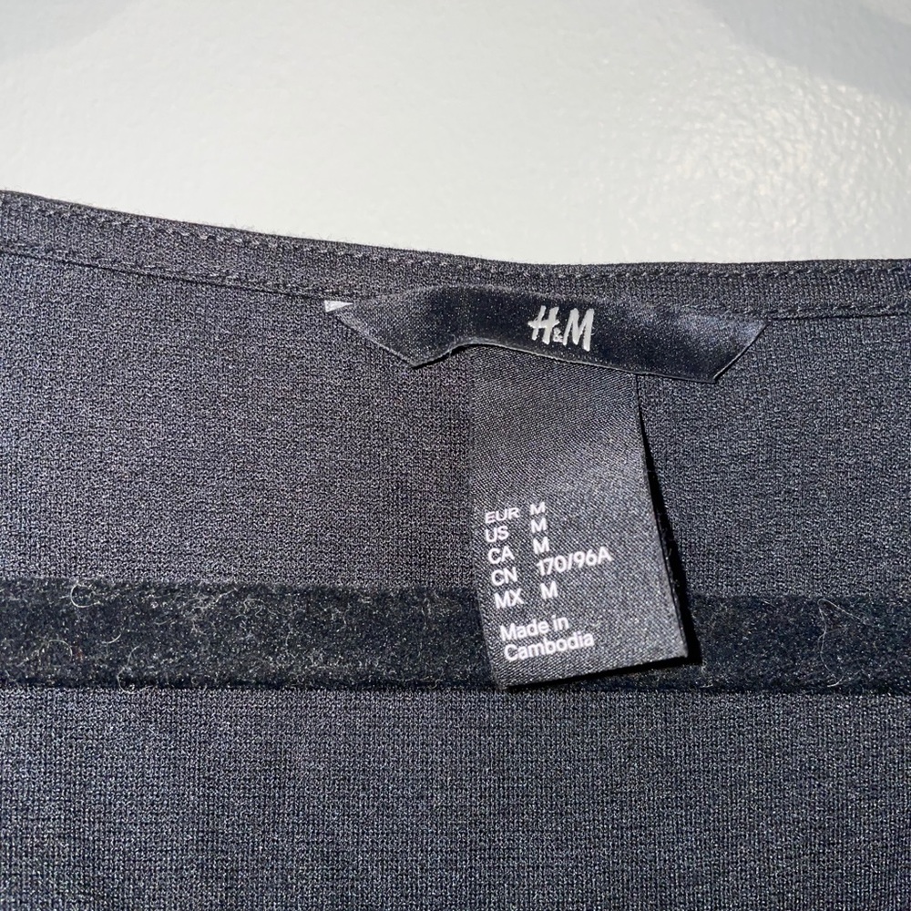 18 LBD H&M Little Black Dress long sleeve plunge neck - Picture 3 of 4